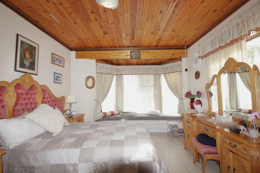 6 Bedroom Property for Sale in Paradise Beach Eastern Cape